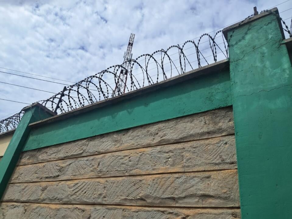 Electric fence and electric gate installation
